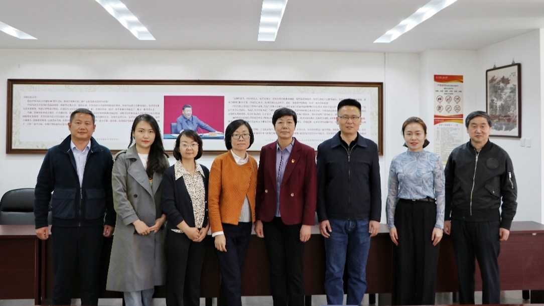 新疆大学365英国上市公司来公司调研交流图片2.jpg